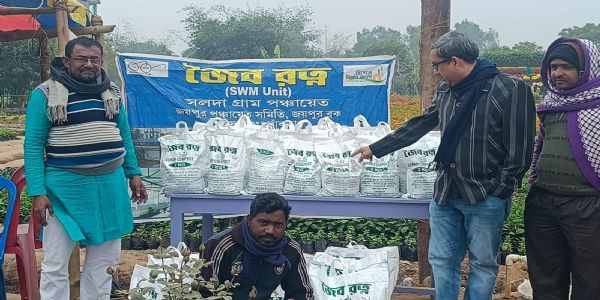 बांकुडा-जनपदे ग्रामीण-विकास-विभागस्य संयुक्त-सचिवेन जैविक-खाद-विक्रय-केन्द्रस्य निरीक्षणं कृतम्