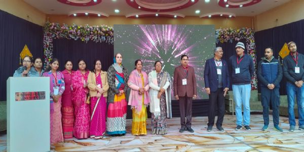 मनोरञ्जककार्यक्रमाणां मध्ये द्विदिवसीय-उत्सवस्य अध्यक्षः उपाध्यक्षश्च शुभारम्भं कृतवन्तौ