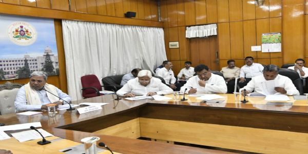 मुख्यमंत्रिणा अवसंरचनानां रेलवे परियोजनानां च प्रगतिः समीक्षिता