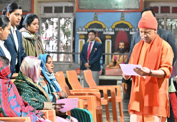 सीएम  योगी  ने गोरखनाथ मंदिर में जनता दर्शन का आयोजन कर लोगों से मुलाकात की