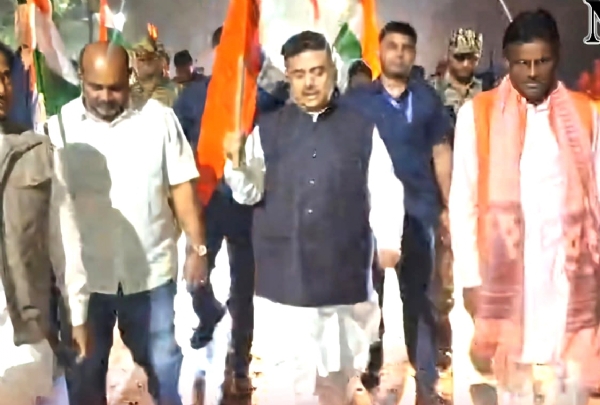 खड़गपुर टाउन थाना के सामने सिविक वॉलंटियर की मौत के विरोध में प्रदर्शन करते नेता प्रतिपक्ष शुभेंदु अधिकारी।