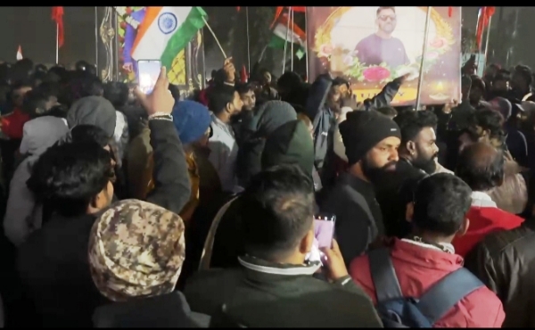 खड़गपुर टाउन थाना के सामने सिविक वॉलंटियर की मौत के विरोध में प्रदर्शन करते हिन्दू समर्थक।