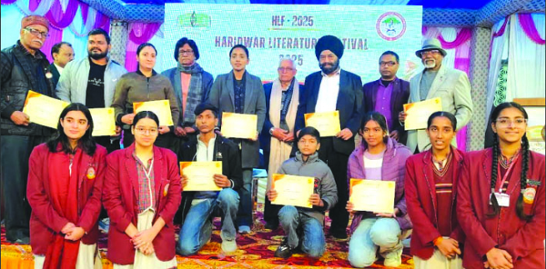 चित्रकारों को सम्मानित करने के दौरान