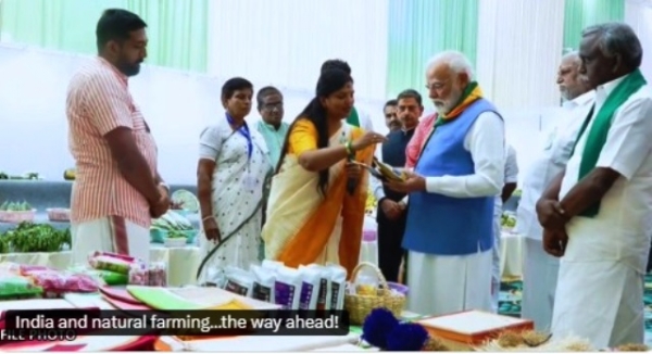 प्रधानमंत्री नरेन्द्र मोदी साउथ इंडिया नेचुरल फार्मिंग समिट 2025 में किसानों से बातचीत करते हुए (फाइल फोटो)
