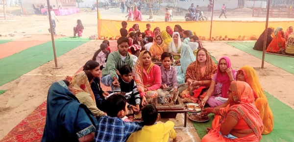 यज्ञवेदी में आहुति देते यजमान यज्ञवेदी में आहुति देते यजमान