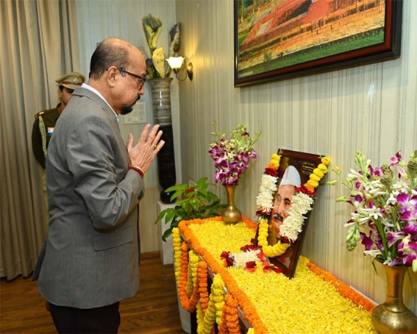 राज्यपाल रमेन डेका प्रथम राष्ट्रपति स्वर्गीय डॉ. राजेंद्र प्रसाद शुक्ल काे नमन करते हुए