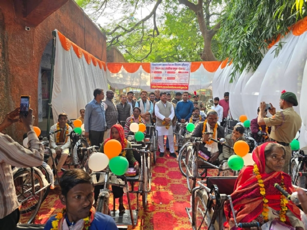 ट्राई साइकिल पाने वाले दिव्यांग जनों के साथ मौजूद