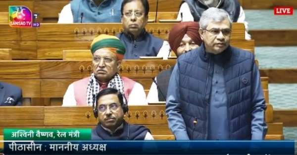 रेल मंत्री अश्विनी वैष्णव बुधवार को लोकसभा में प्रश्नकाल के दौरान