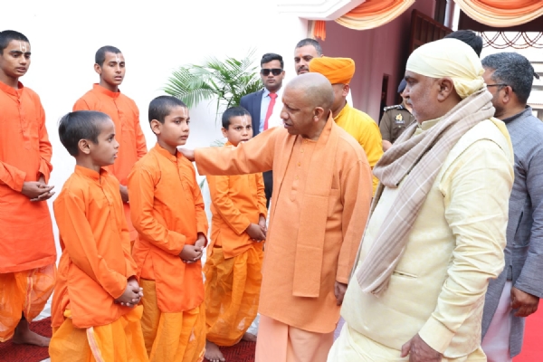 मदरिया सिद्धपीठ के दिवंगत महंत रामदास को सीएम योगी आदित्यनाथ ने दी भावभीनी श्रद्धांजलि*