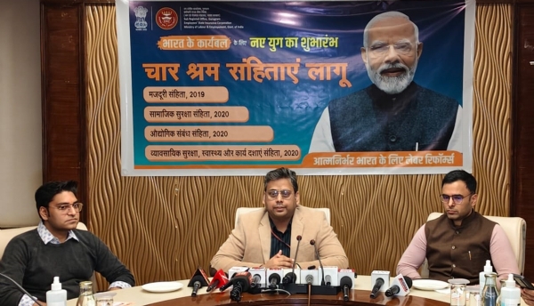 गुरुग्राम पीडब्ल्यूडी विश्राम गृह में पत्रकारों से बात करते उप-क्षेत्रीय कार्यालय (ईएसआईसी) गुरुग्राम के कार्यालय प्रमुख एवं निदेशक (प्रभारी) सुनील यादव।