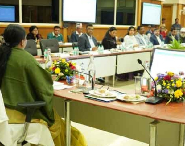 मंत्री बैठक करते हुए