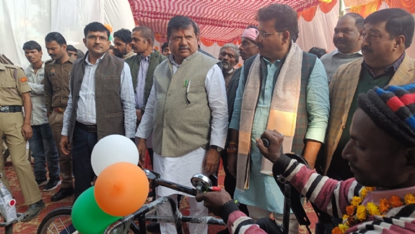 दिव्यांग जनों के बीच मंत्री