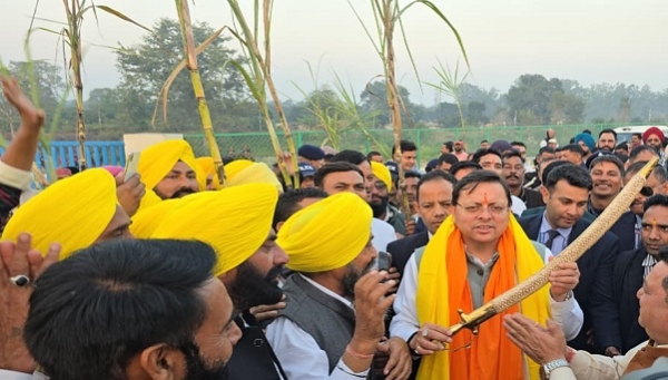 गन्ना समर्थन मूल्य बढ़ाने पर क्षेत्र के किसानों की ओर हल्द्वानी दौरे पर मुख्यमंत्री पुष्कर सिंह धामी का स्वागत करते। गन्ना समर्थन मूल्य बढ़ाने पर क्षेत्र के किसानों की ओर हल्द्वानी दौरे पर मुख्यमंत्री पुष्कर सिंह धामी का स्वागत करते।