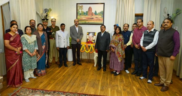 राज्यपाल रमेन डेका प्रथम राष्ट्रपति स्वर्गीय डॉ. राजेंद्र प्रसाद शुक्ल काे नमन करते हुए