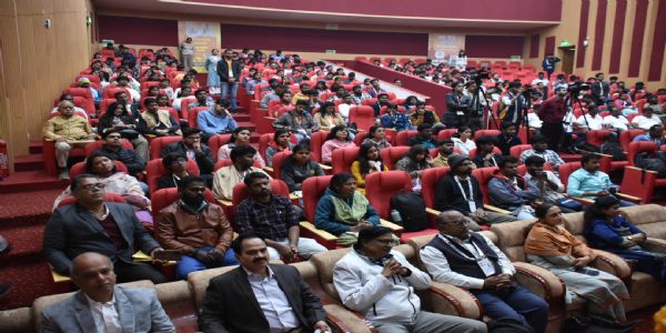 काशी–तमिल–सङ्गमम्—४ - तमिलनाडुराज्यात् आगताः छात्राः बीएचयू–परिसरे भ्रमणम् अकुर्वन्