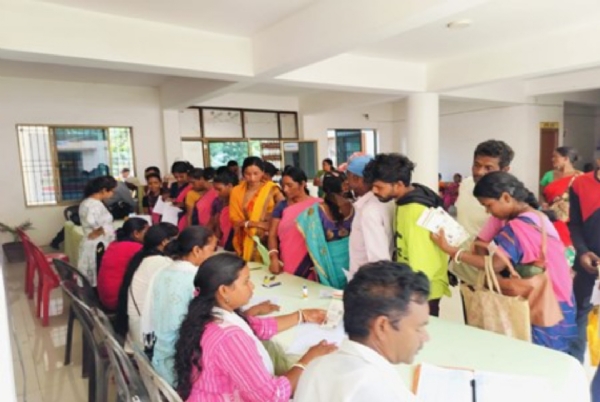 सरकारी योजनाओं के लिए इकट्ठा हुए ग्रामीण