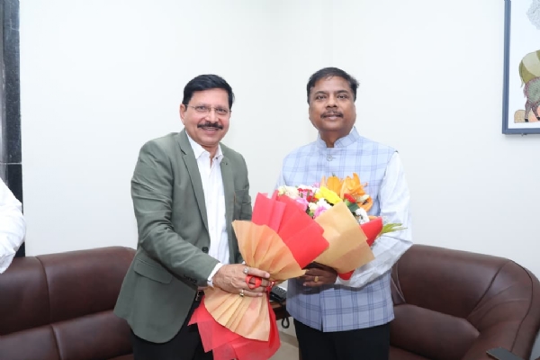 वन मंत्री केदार कश्यप से एसईसीएल के चेयरमैन-कम-मैनेजिंग डायरेक्टर हरीश दुहन सौजन्य भेंट करते हुए वन मंत्री केदार कश्यप से एसईसीएल के चेयरमैन-कम-मैनेजिंग डायरेक्टर हरीश दुहन सौजन्य भेंट करते हुए