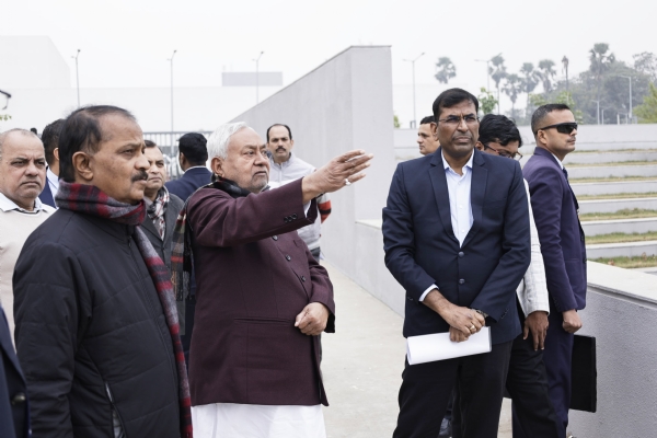 मुख्यमंत्री साइंश सिटी का निरीक्षण करते हुए मुख्यमंत्री साइंश सिटी का निरीक्षण करते हुए