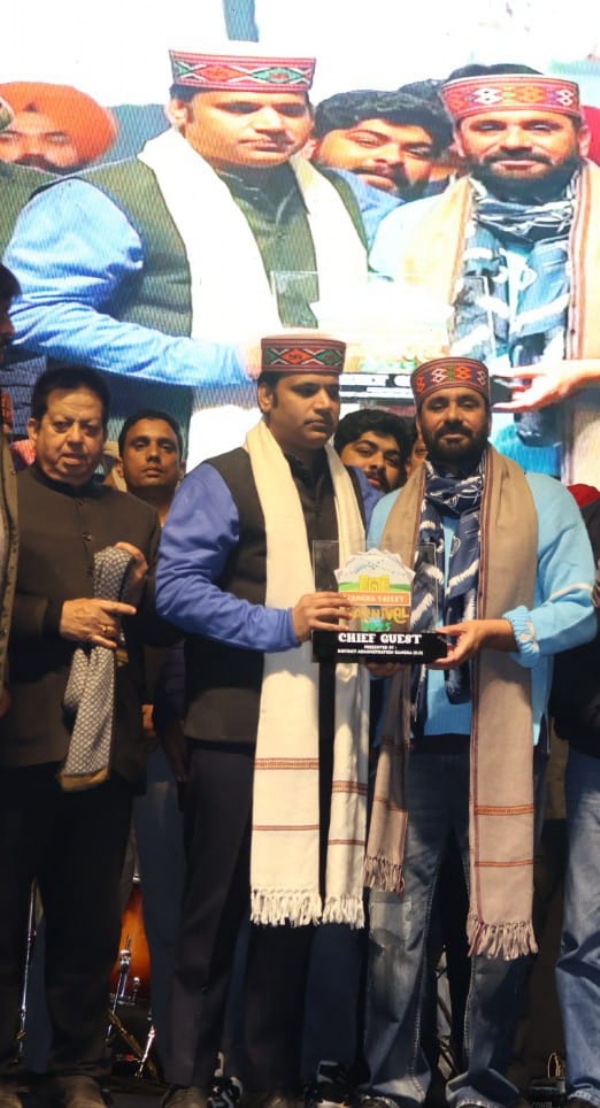 कांगड़ा कार्निवाल की संध्या पर पंजाबी गायक बब्बू मान को सम्मानित करते हुए आरएस बाली। कांगड़ा कार्निवाल की संध्या पर पंजाबी गायक बब्बू मान को सम्मानित करते हुए आरएस बाली।