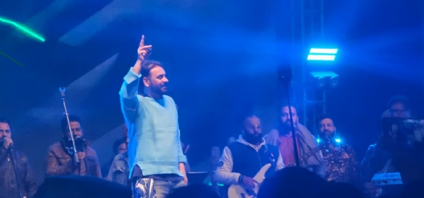 कांगड़ा कार्निवाल की संध्या पर प्रस्तुति देते हुए बब्बू मान। कांगड़ा कार्निवाल की संध्या पर प्रस्तुति देते हुए बब्बू मान।