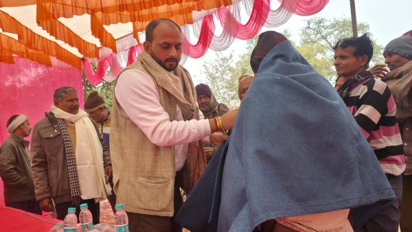 कंबल वितरित करते हुए अध्यक्ष कंबल वितरित करते हुए अध्यक्ष