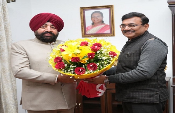 मुख्य सचिव आनन्द बर्द्धन राज्यपाल लेफ्टिनेंट जनरल गुरमीत सिंह (से.नि.) से लोक भवन में शिष्टाचार भेंट करते।