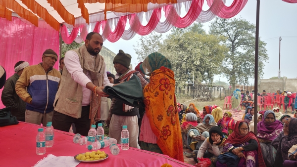 महिला को कंबल प्रदान करते हुए महिला को कंबल प्रदान करते हुए