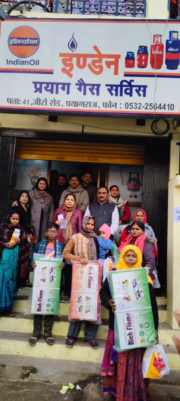 प्रयागराज में गरीब महिलाओं को नि: शुल्क गैस चूल्हा एवं सिलेंडर उपलब्ध कराने का छाया चित्र