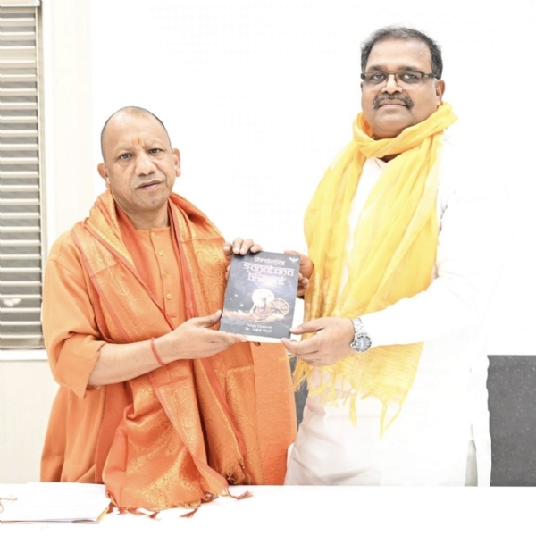 शिष्टाचार भेंट के दौरान स्मृति-चिह्न भेंट करते हुए अमरजीत मिश्र