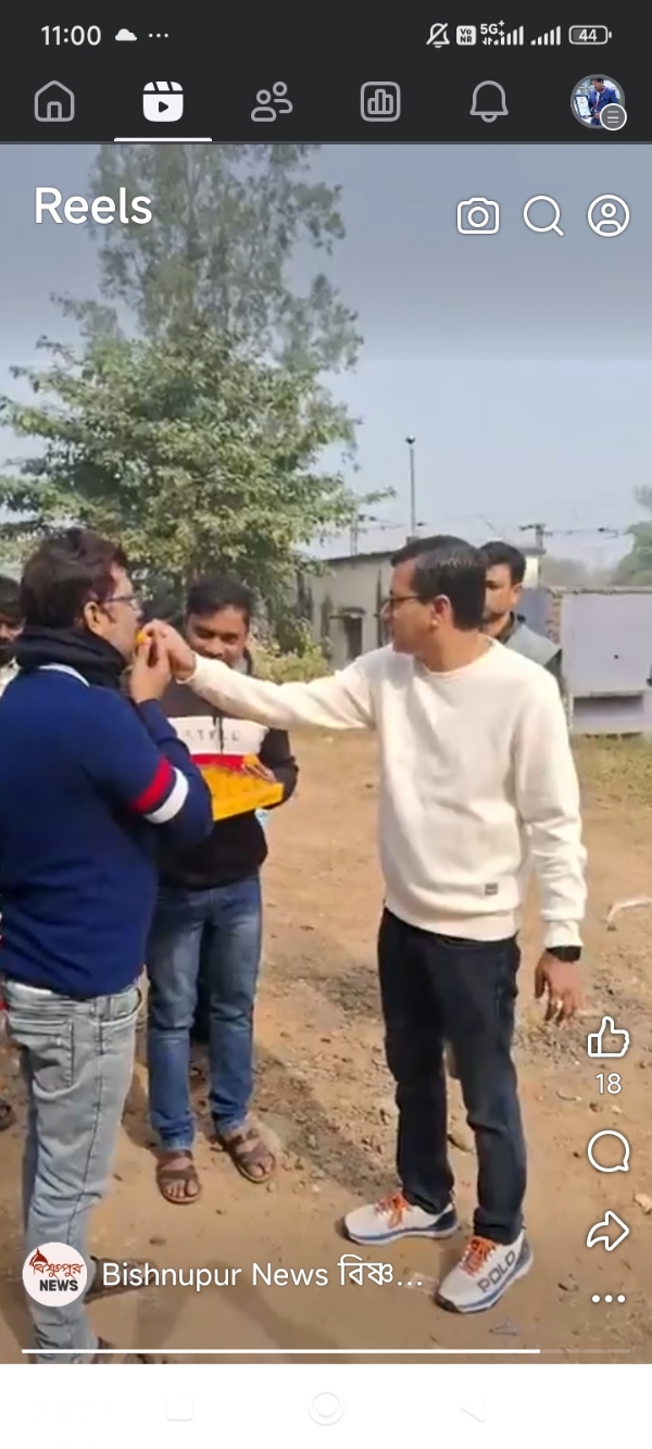 विष्णुपुर सबवे निर्माण के खुशी में मुख मीठा करवाते विधायक