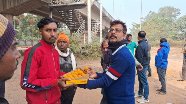 विष्णुपुर सबवे निर्माण के खुशी में मुख मीठा करवाते विधायक