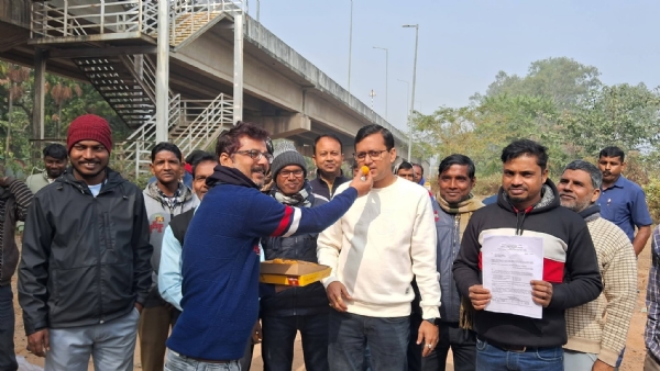 विष्णुपुर सबवे निर्माण के खुशी में मुख मीठा करवाते विधायक