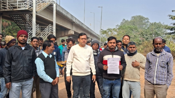 विष्णुपुर सबवे निर्माण के खुशी में मुख मीठा करवाते विधायक