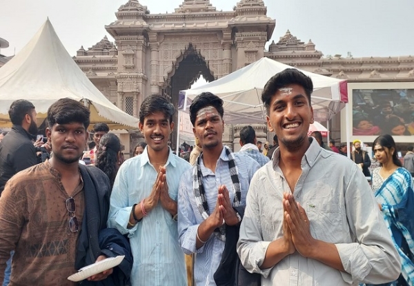 काशी पहुंचे श्रद्धालु