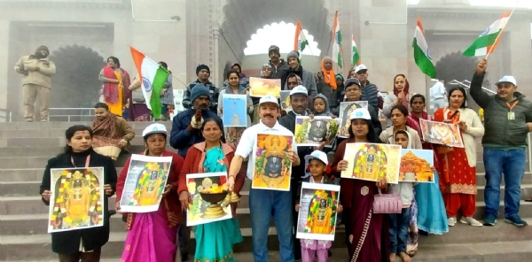 ललिताघाट पर मां गंगा की आरती करते लोग