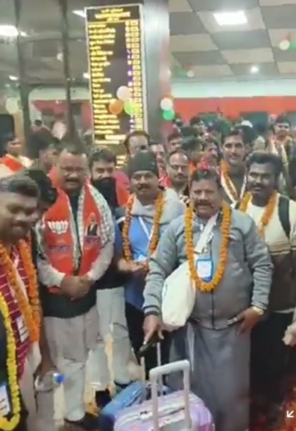 वाराणसी स्टेशन पर दूसरे दल का स्वागत करते मेयर, राज्यमंत्री