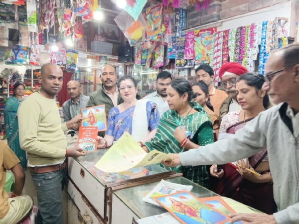 गृह-गृह संपर्क अभियान के तहत लोगों से संपर्क करते हुए सदस्यगण। गृह-गृह संपर्क अभियान के तहत लोगों से संपर्क करते हुए सदस्यगण।