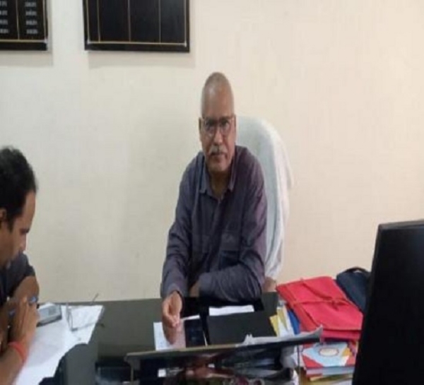 पराली के बदले गोबर से तैयार खाद ले जाने की अपील करते हुए प्रयागराज के मुख्य पशु चिकित्साधिकारी डॉ. शिवनाथ यादव का छाया चित्र पराली के बदले गोबर से तैयार खाद ले जाने की अपील करते हुए प्रयागराज के मुख्य पशु चिकित्साधिकारी डॉ. शिवनाथ यादव का छाया चित्र