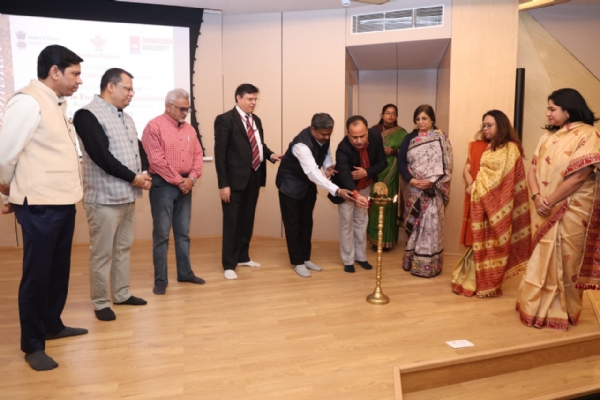 दीप जलाकर नेशनल सेमिनार का शुभारंभ करते प्रो. डॉ थिपेंद्र पी. सिंह, प्रो वाइस चांसलर, चंडीगढ़ यूनिवर्सिटी, यूपी व षणमुखानंद,उप सचिव, साहित्य अकादमी समेत अन्य।