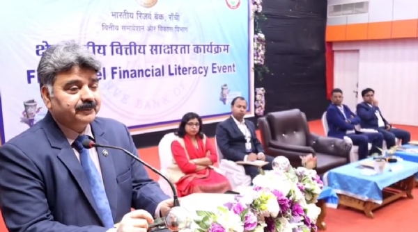 भाषण देते भारतीय रिजर्व बैंक के क्षेत्रीय निदेशक प्रेम रंजन