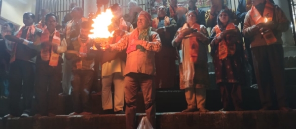 रामगंगा घाट पर महा आरती करते राष्ट्रीय पुजारी परिषद के पदाधिकारी।