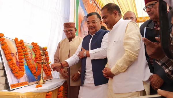 मुरादाबाद में 26.11 करोड़ की विभिन्न योजनाओं के लोकार्पण व शिलान्यास कार्यक्रम में दीप प्रज्वलित करते पर्यटन सस्कृति मंत्री जयवीर सिंह।