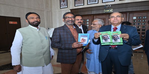 मुख्यमंत्रिणं शिबू सोरेनस्य लिखितानि त्रीणि पुस्तकानि समर्पितानि