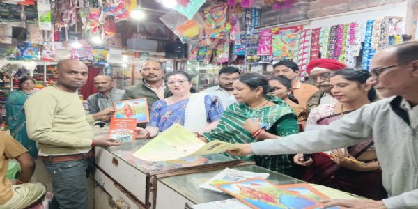 राष्ट्रियस्वयंसेवकसंघस्य शताब्दीवर्षः – गृह-गृह संपर्क अभियाने सदस्याः कुर्वन्ति सम्पर्कम्