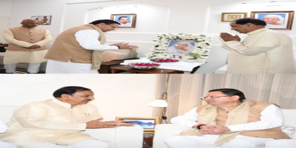 उत्तराखंडे मुख्यमंत्रीणा सांसद महेश शर्मा गृहं प्राप्य तस्य दिवंगतां मातरं पुष्पाणि अर्पितानि