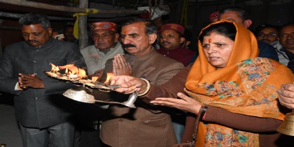 मुख्यमंत्रिणा धर्मपत्न्या सह मातरं चामुंडायाः पूजनं कृतम्