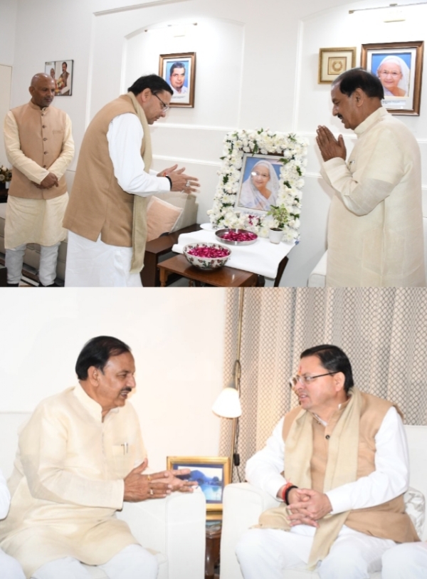 उत्तराखंड के मुख्यमंत्री ने सांसद महेश शर्मा के घर पहुंच कर उनकी दिवंगत मां को पुष्प अर्पित किया