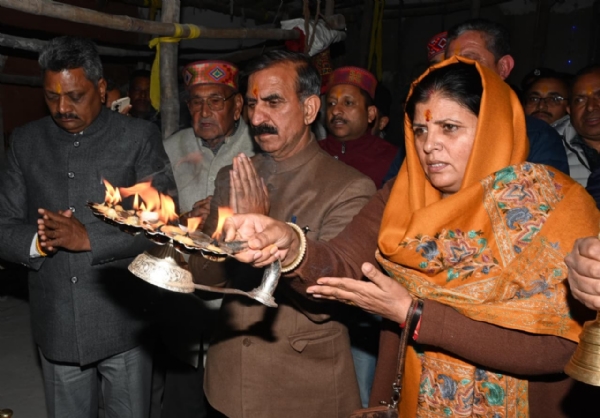 मुख्यमंत्री अपनी धर्मपत्नी सहित मां चामुंडा मंदिर में पूजा अर्चना करते हुए। मुख्यमंत्री अपनी धर्मपत्नी सहित मां चामुंडा मंदिर में पूजा अर्चना करते हुए।
