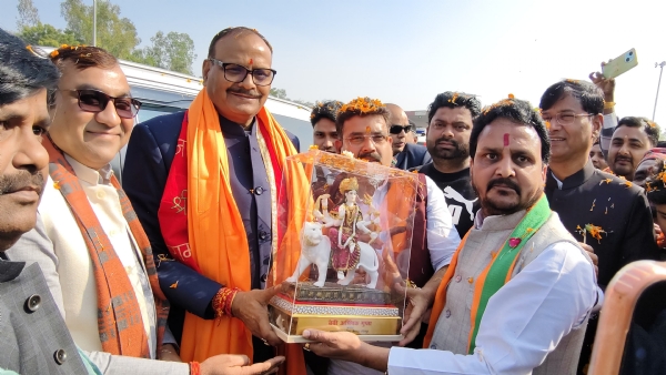 खैराबाद टोल प्लाजा पर स्वागत करते नगर पालिका अध्यक्ष प्रतिनिधि अभिषेक गुप्ता जिला अध्यक्ष राजेश शुक्ला