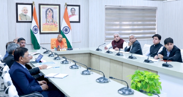 समीक्षा बैठक करते सीएम योगी